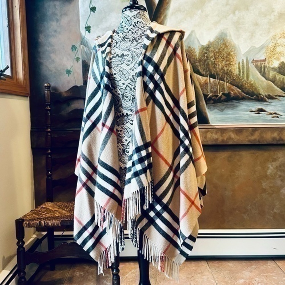 ✨❤️ Burberry Plaid Fringe Hooded Cape Poncho ✨❤️✨